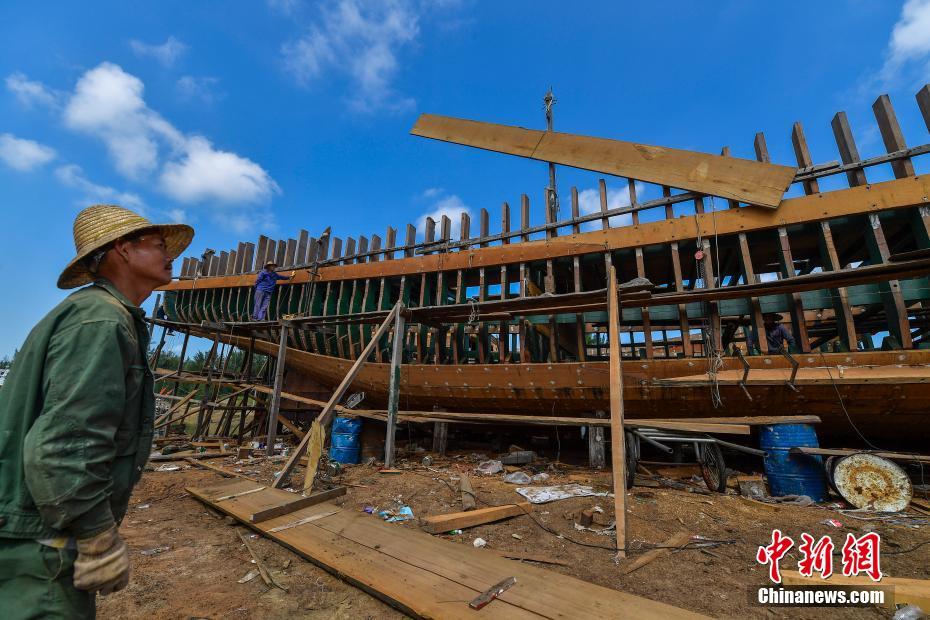 探访海南手工打造百吨木船