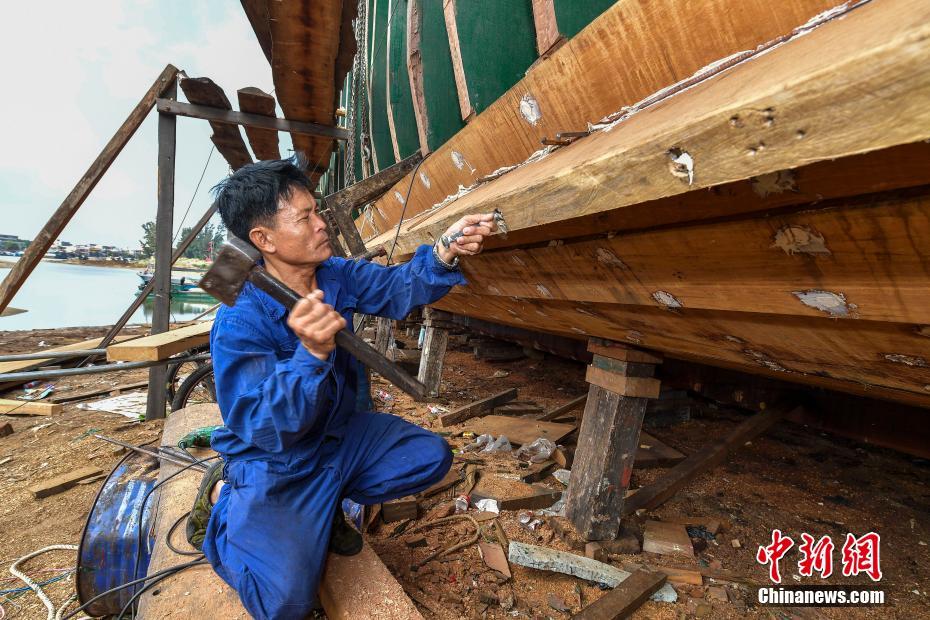 探访海南手工打造百吨木船