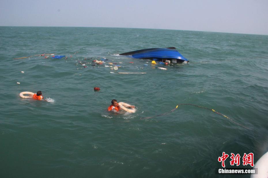 广西渔船海上遇险 海警风浪中救援3名落水渔民