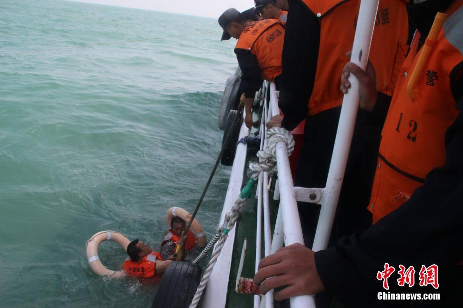 广西渔船海上遇险 海警风浪中救援3名落水渔民