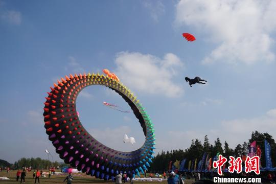两百余只风筝翱翔太湖西岸 造型“萌”色彩靓