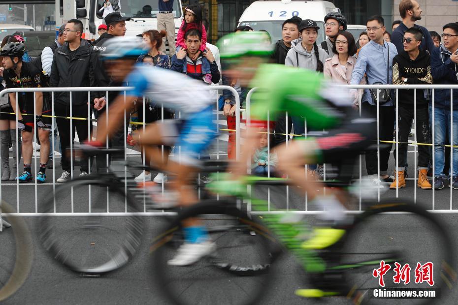 上海民众感受世界顶级自行车赛事的速度与激情