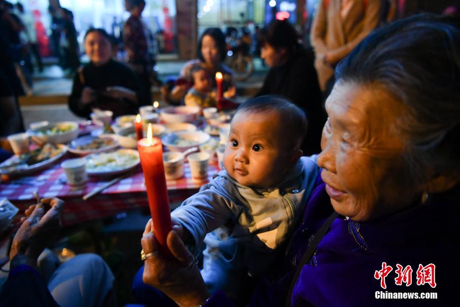昆明东川摆188桌“烛光长街宴”为老人送祝福