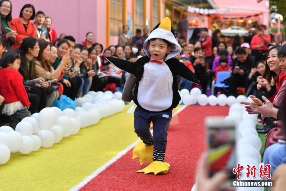 昆明一幼儿园举办万圣节“派对” 幼童“花样走秀”