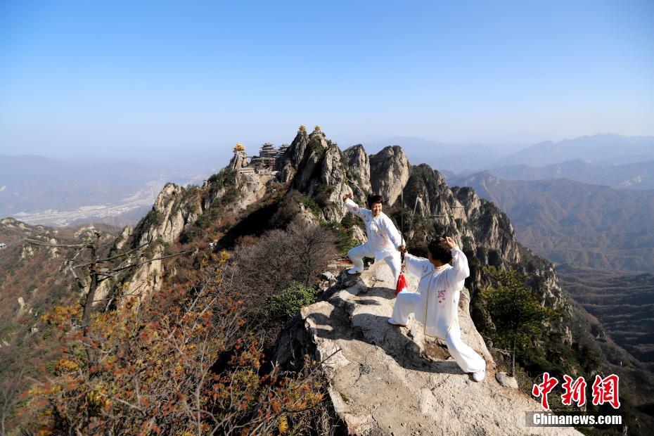 河南老君山秋景醉人 六旬老太悬崖绝壁练剑