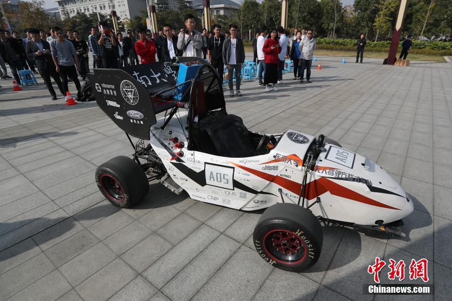 东南大学学生造无人驾驶赛车出征汽车大赛