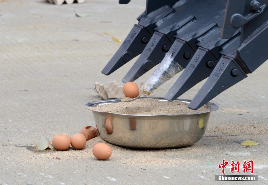 福建龙岩举办“机械达人”挑战赛 挖掘机搬鸡蛋打篮球