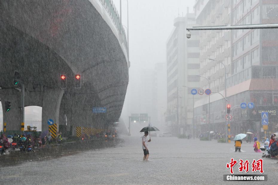 海口遭暴雨袭击 城市内涝成“泽国”