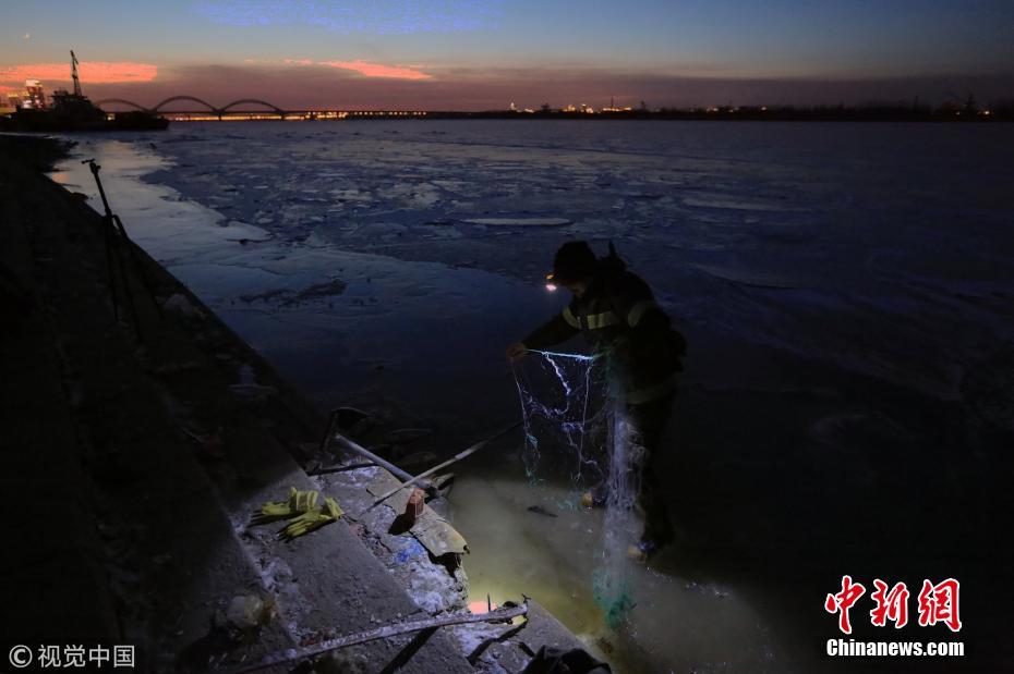 民众松花江上凿冰冬捕 一网打上十多条大鲤鱼