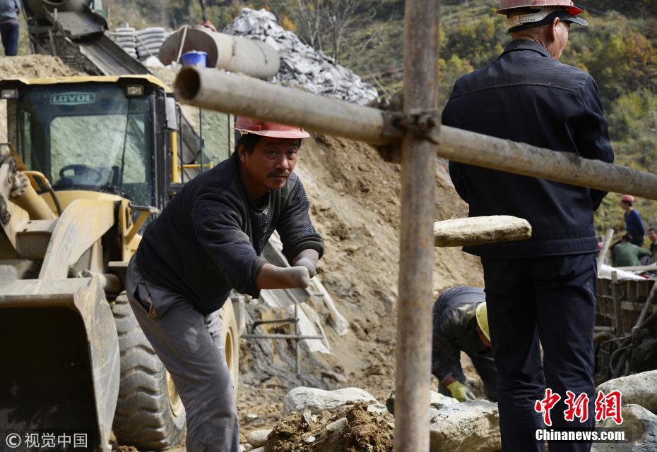 双臂残疾男子拒绝乞讨 工地挣钱为家盖别墅