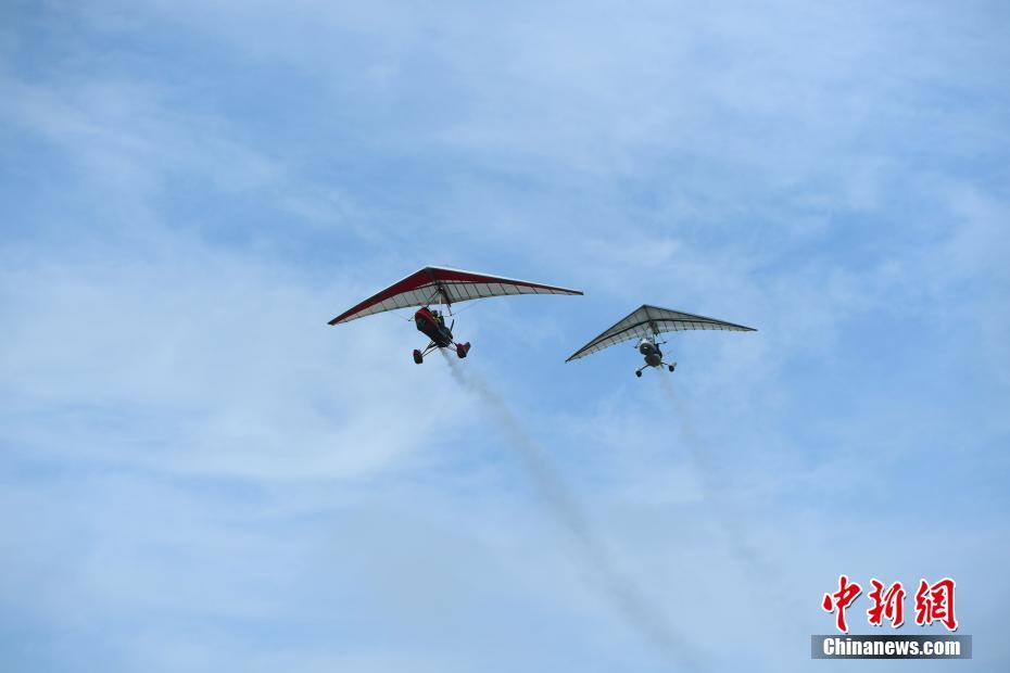 重庆打造飞行体验区 飞行员空中特技表演吸引眼球