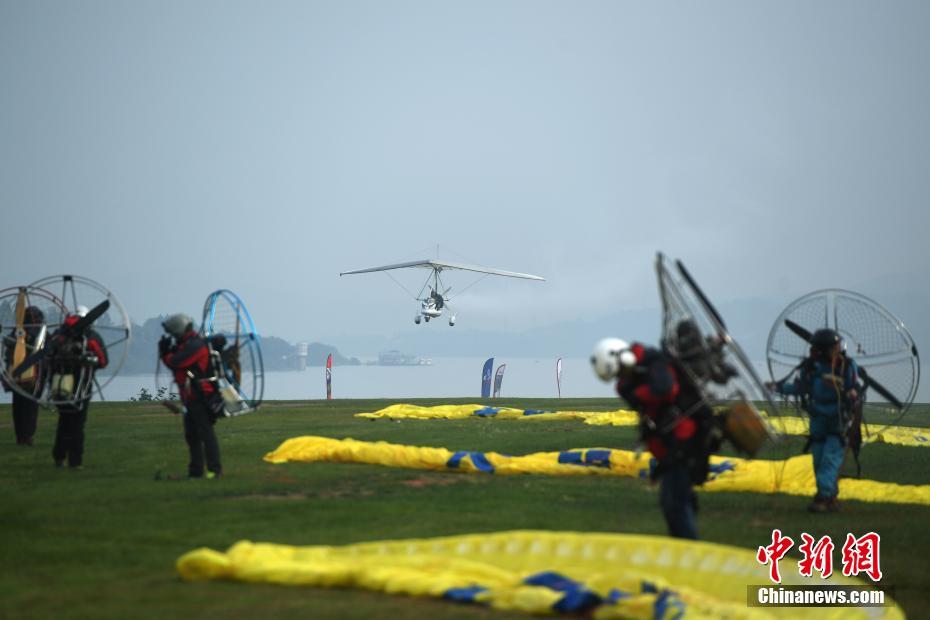 重庆打造飞行体验区 飞行员空中特技表演吸引眼球