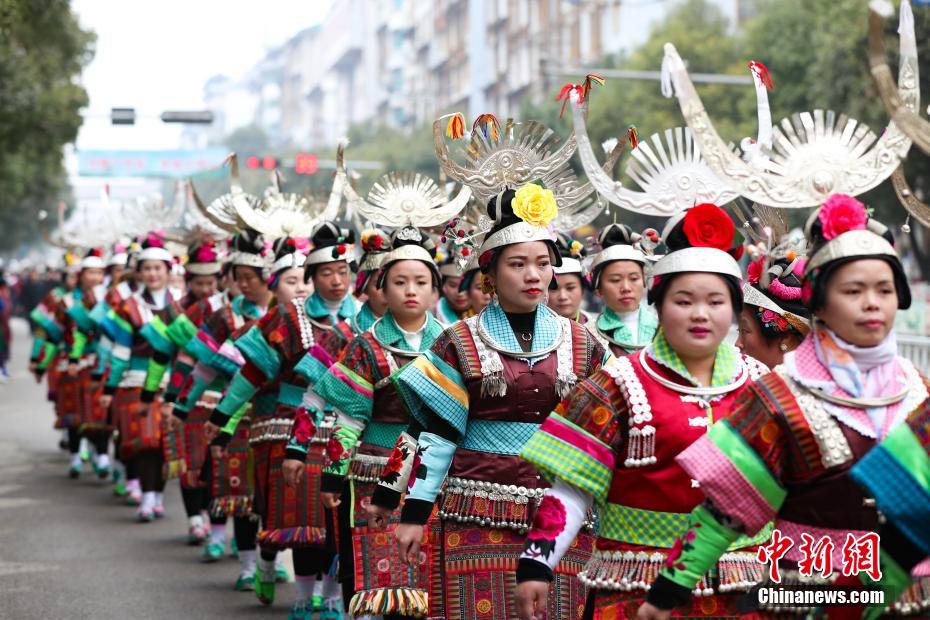 贵州丹寨八大支系苗族服饰巡游 迎接祭尤节
