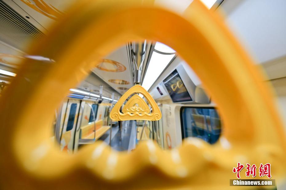 成都地铁7号线“金沙文化”主题列车亮相