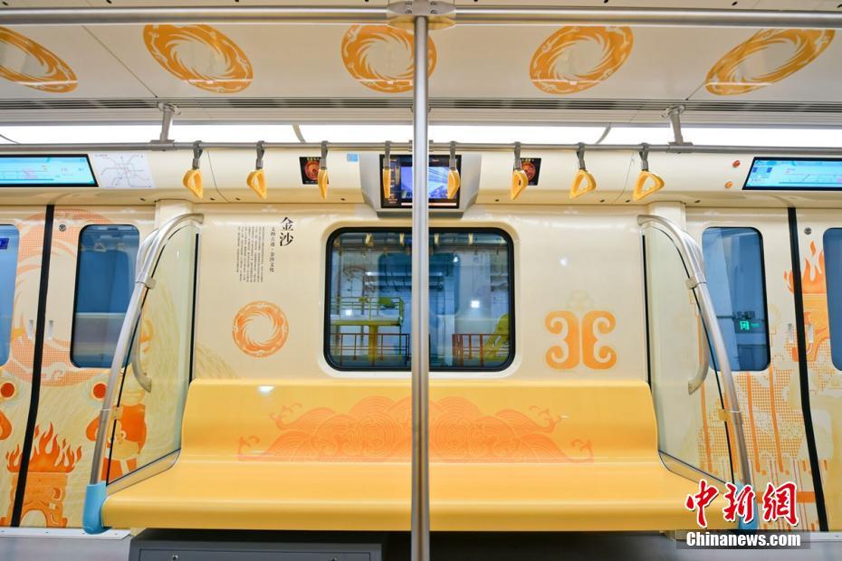 成都地铁7号线“金沙文化”主题列车亮相