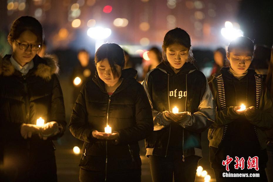 南京大学生烛光祭奠30万遇难同胞