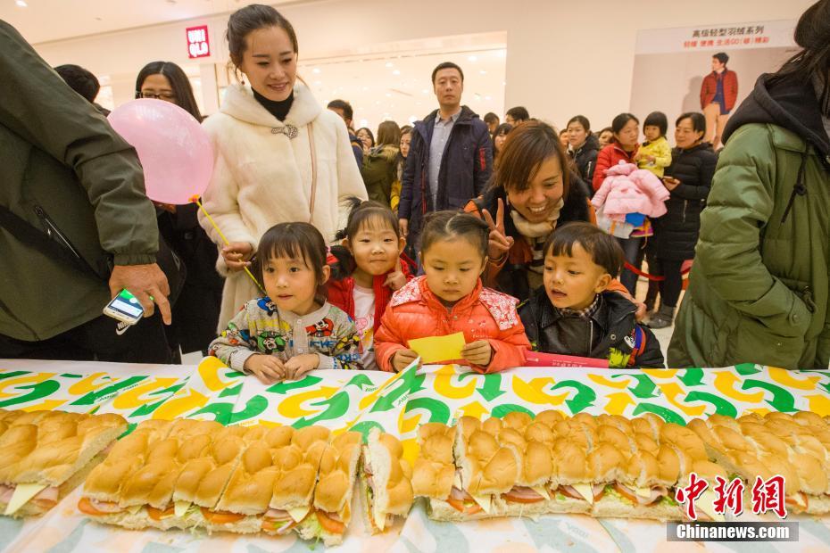 33米超长三明治亮相山西太原 人气爆棚吸引民众抢吃