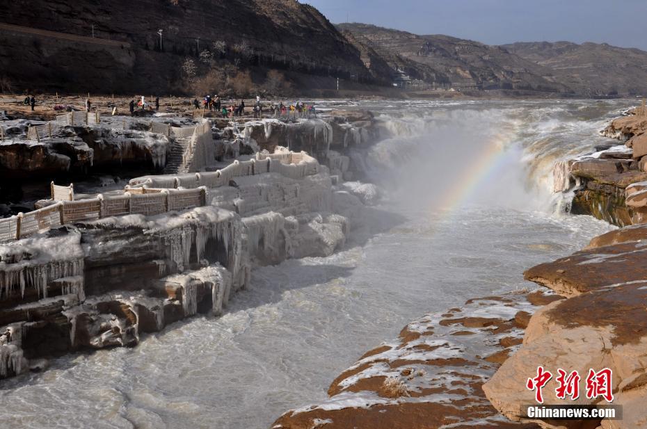 黄河壶口瀑布现流凌封河景观