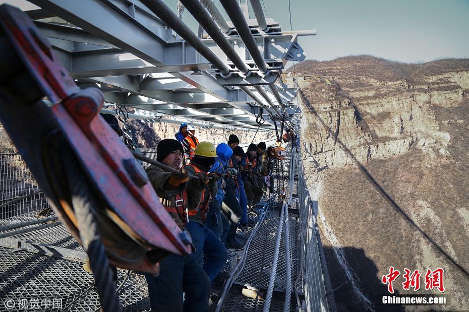 镜头记录工人200米峭壁上建玻璃桥 画面惊险
