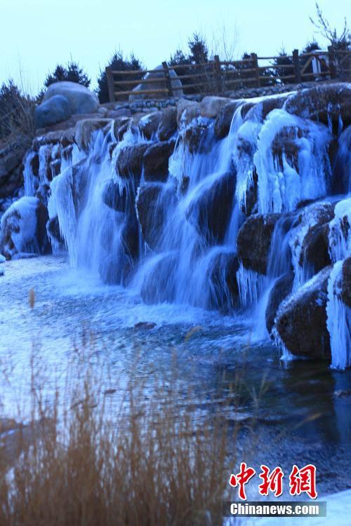 甘肃戈壁绿洲寒冬瀑布成美景