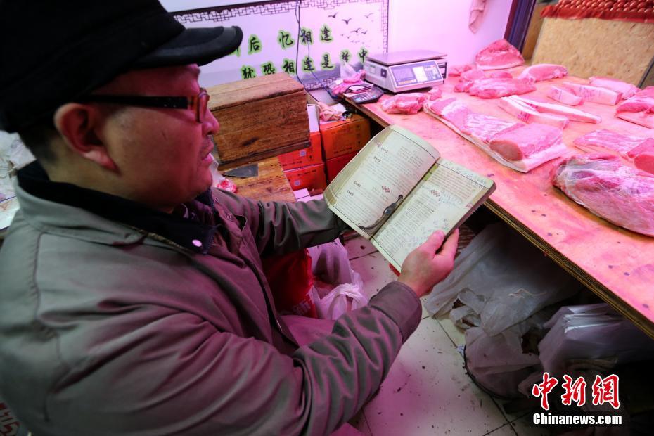西安菜市场中的“卖肉诗人” 曾参加《中国诗词大会》
