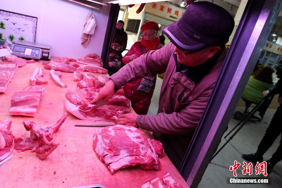 西安菜市场中的“卖肉诗人” 曾参加《中国诗词大会》