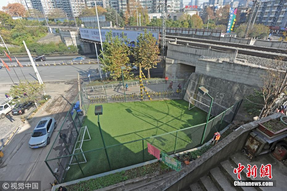 “最小足球场”藏身闹市 占地不到100平米设施齐全