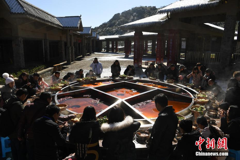 “巨型火锅”亮相重庆 游客体验“冰火两重天”