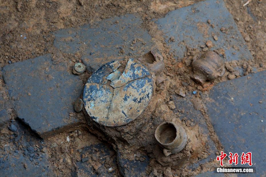 四川青神发现宋代家族墓群 出土铜镜酒杯等文物
