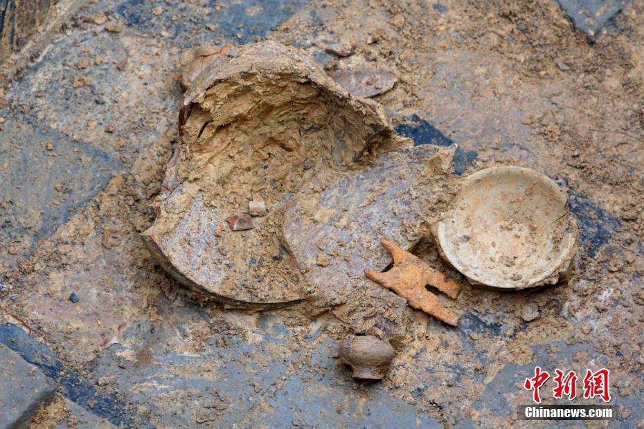 四川青神发现宋代家族墓群 出土铜镜酒杯等文物