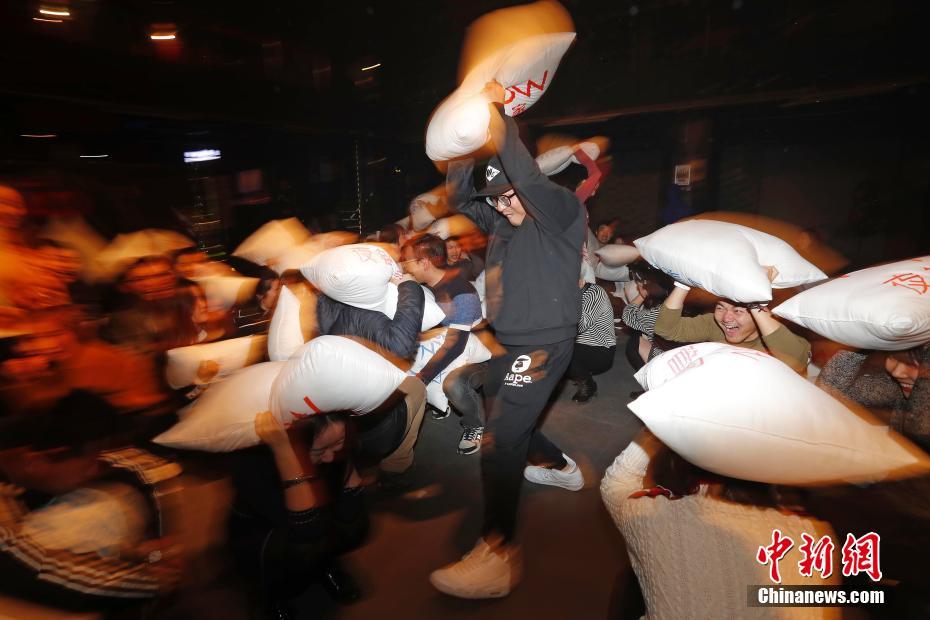 上海民众上演“枕头大战”