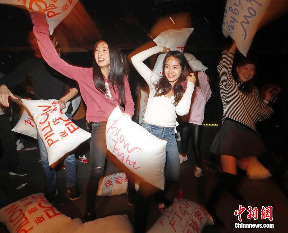 上海民众上演“枕头大战”