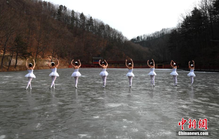 芭蕾舞者露天冰湖上起舞劈一字马
