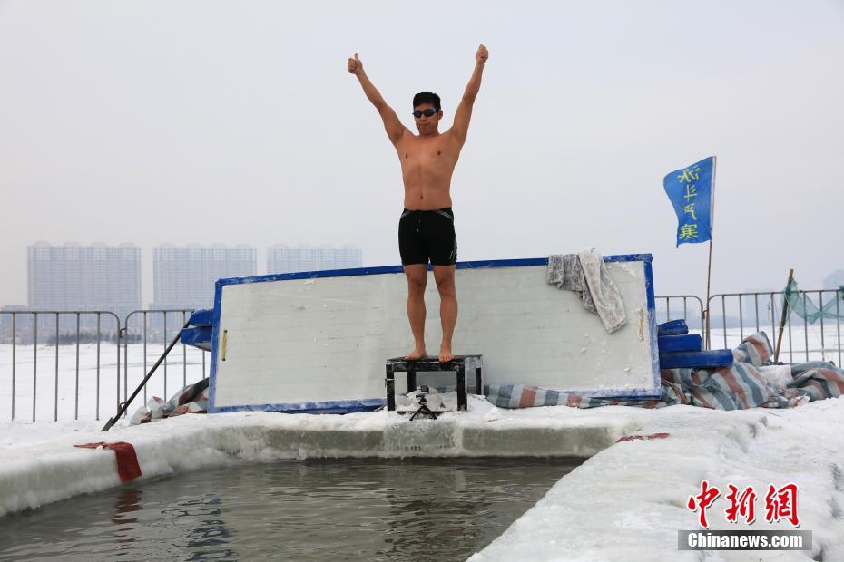 室外零下18℃ 大庆冬泳爱好者冰湖中挑战严寒
