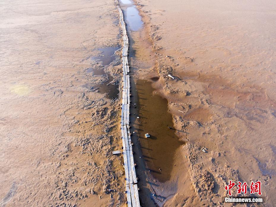 鄱阳湖水位下降 千眼桥大修后首次露出水面