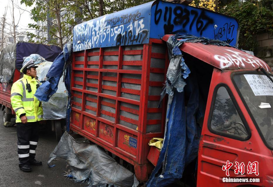 重庆开启“僵尸车”清理行动 还市民整洁通行环境
