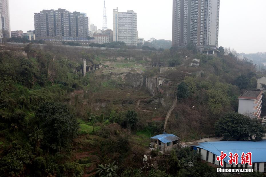 重庆一公园现“悬空栈道” 落差近70米