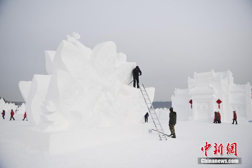 长春耗雪15万立方米打造“中国风”冰雪世界