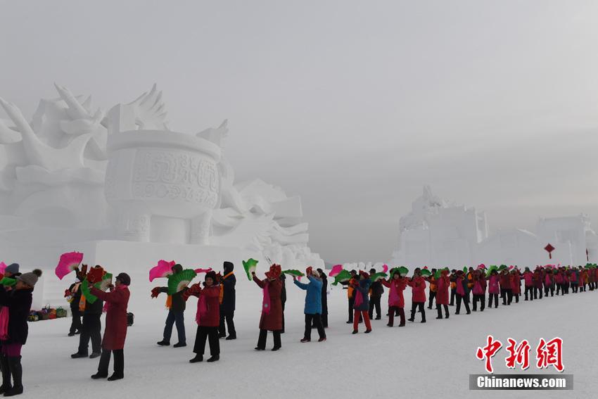 长春耗雪15万立方米打造“中国风”冰雪世界