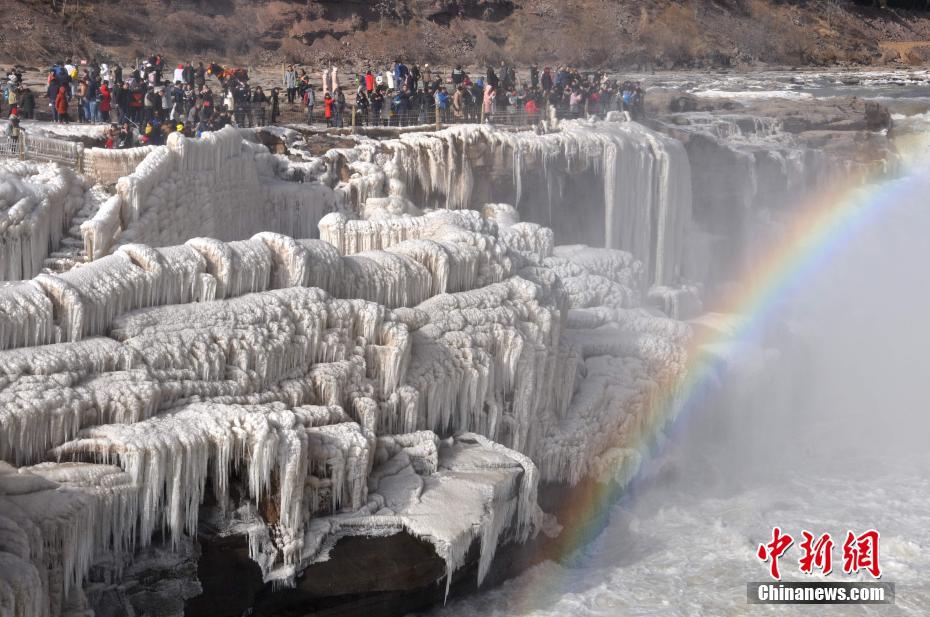 黄河壶口瀑布冰瀑吸引大批游客观赏