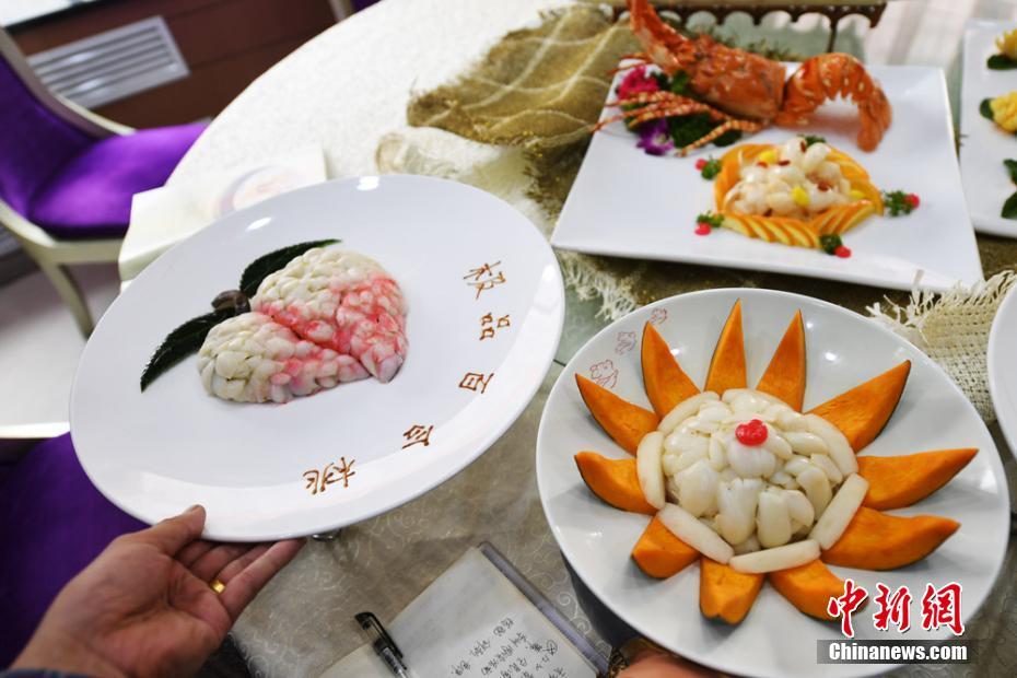 兰州厨师烹“百合龙、龙虾百合”养生宴如工艺品