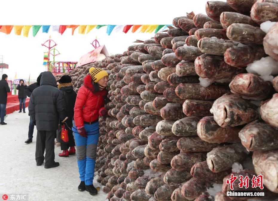 吉林渔民用鱼垒起十米长“鱼墙”