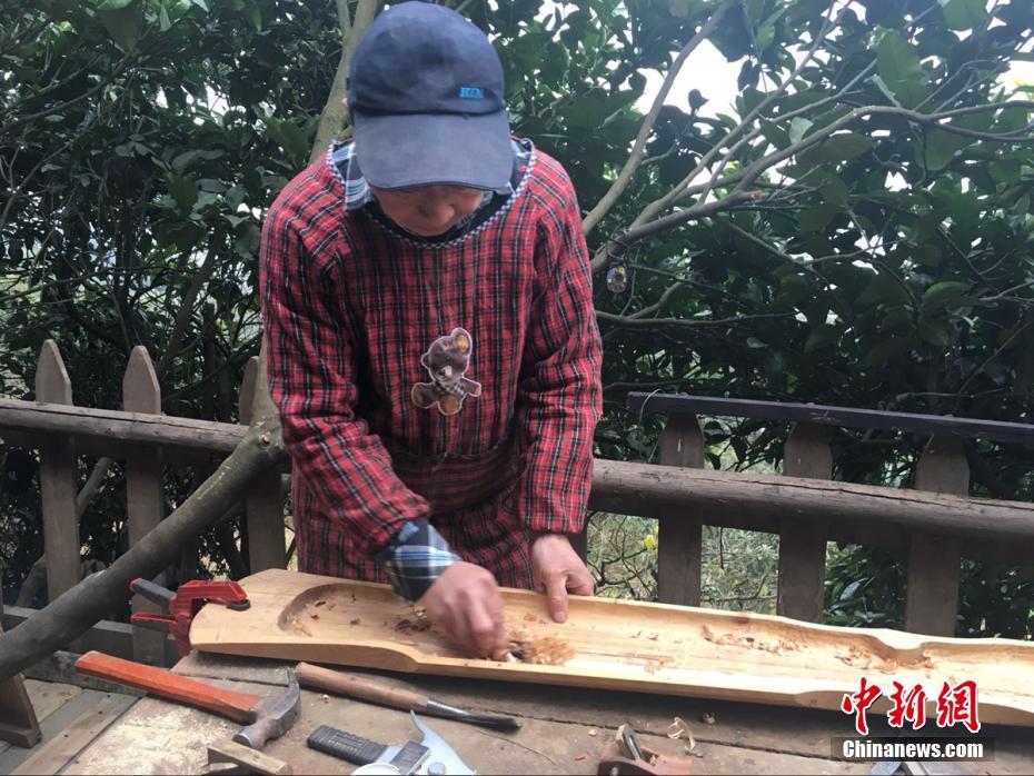 成都66岁老人藏山里造古琴[6]