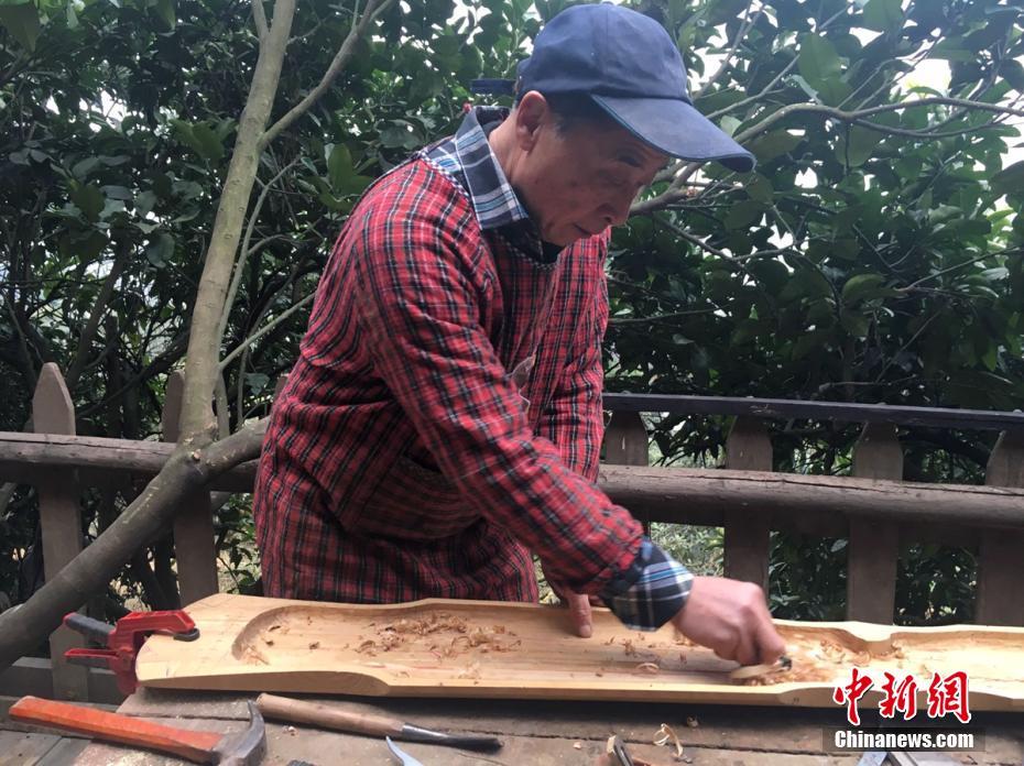 成都66岁老人藏山里造古琴