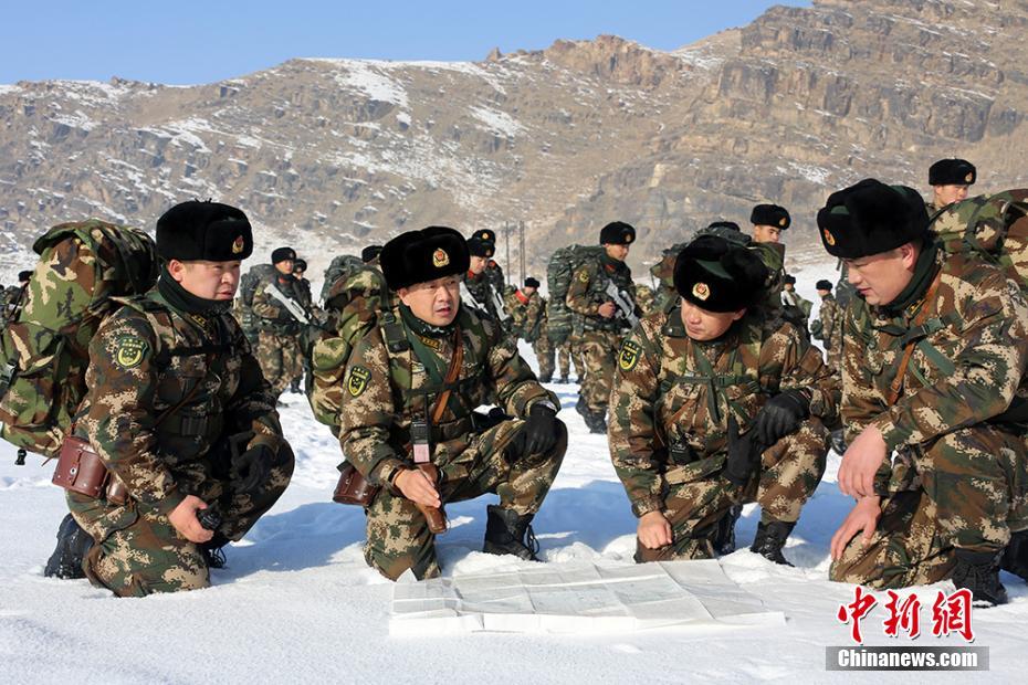 武警新疆总队机动第四支队千余官兵开展野营拉练
