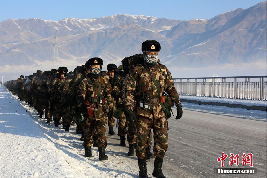 武警新疆总队机动第四支队千余官兵开展野营拉练