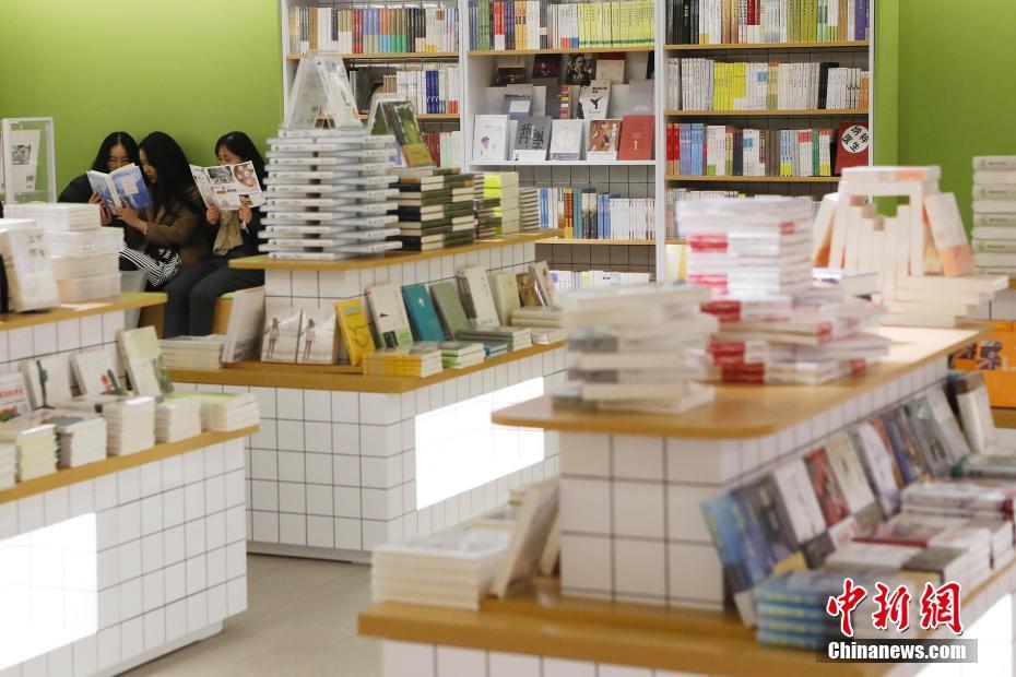 上海唯一一家“深夜书店”亮相