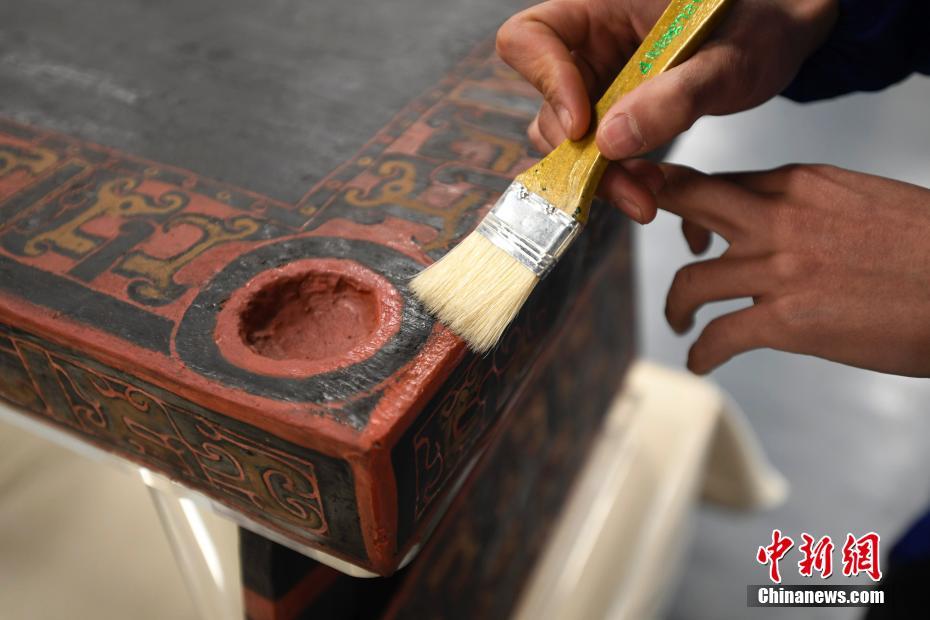 成都考古工作者修复中国年代最早、结构最完整漆床