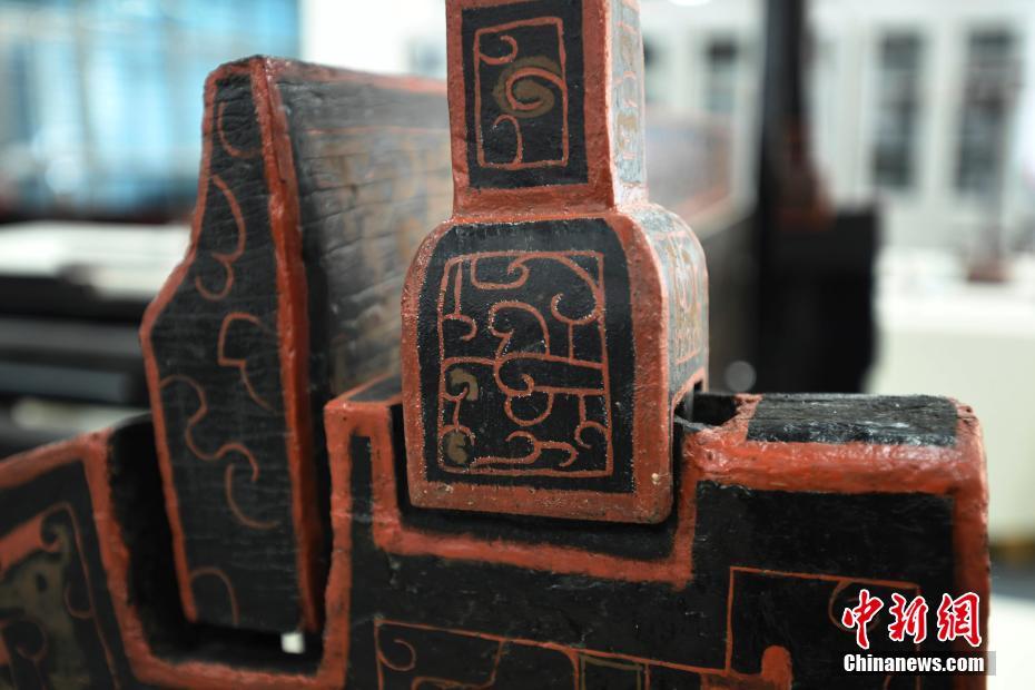 成都考古工作者修复中国年代最早、结构最完整漆床