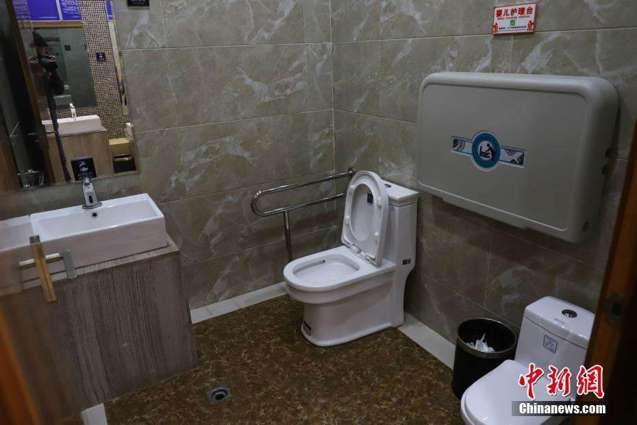 贵州贵阳街头现“新概念公厕” 设备一应俱全